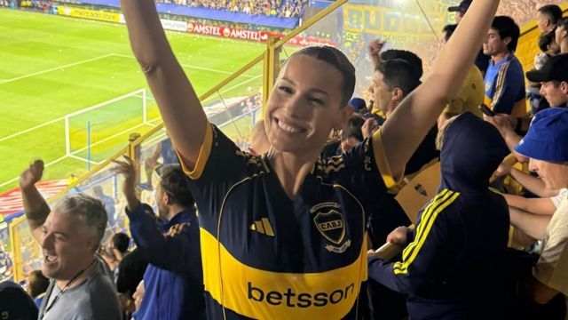 Desde la cancha, Pampita mostró su pasión por Boca Juniors y arrasó con un look urbano y deportivo