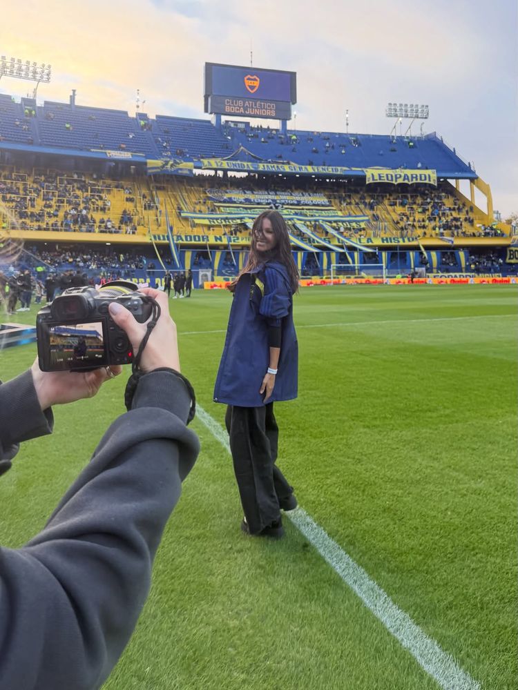 Desde la cancha, Pampita mostró su pasión por Boca Juniors y arrasó con un look urbano y deportivo