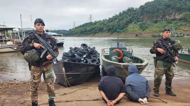 Prefectura secuestró 388 neumáticos de contrabando tras un tiroteo en Puerto Iguazú.