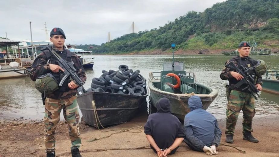 Prefectura secuestró 388 neumáticos de contrabando tras un tiroteo en Puerto Iguazú.