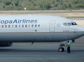 Escándalo: quiénes son los pasajeros que fueron demorados por tener relaciones en pleno vuelo