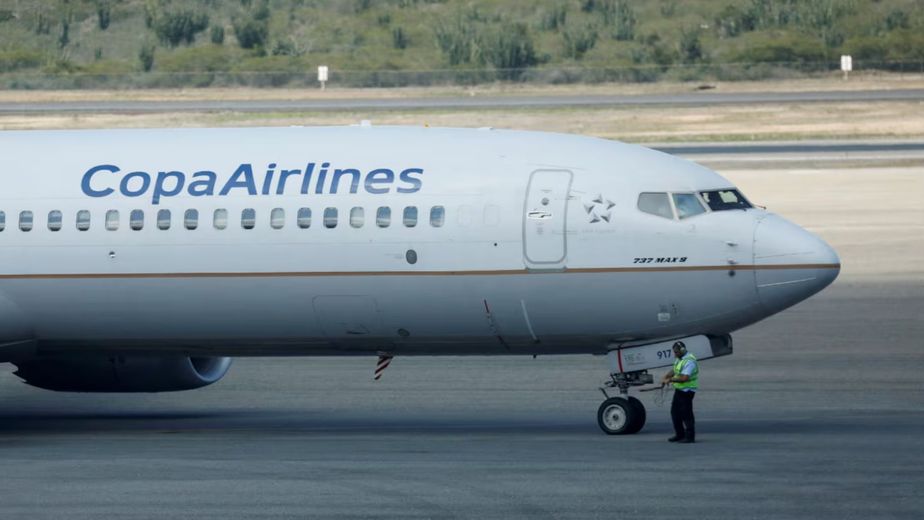 Escándalo: quiénes son los pasajeros que fueron demorados por tener relaciones en pleno vuelo