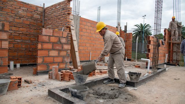 La primera etapa contempla 32 viviendas, con estacionamiento interno y espacios verdes.