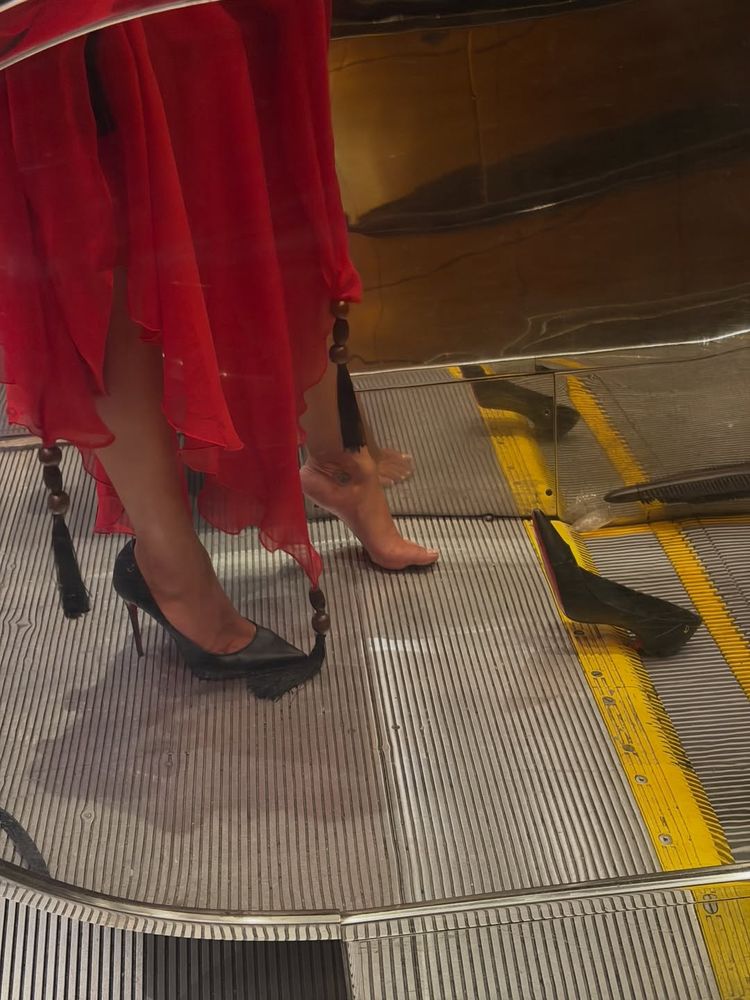 ¡Look accidentado! Mia Khalifa eligió los zapatos tendencia de la temporada y tuvo que pedir ayuda
