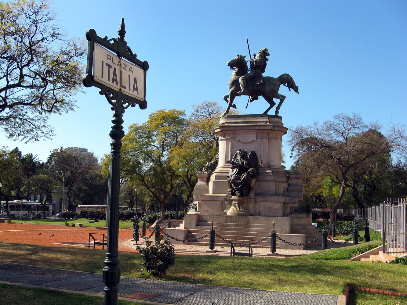 Cuál es el barrio porteño con las plazas más lindas para disfrutar en familia, según la IA.