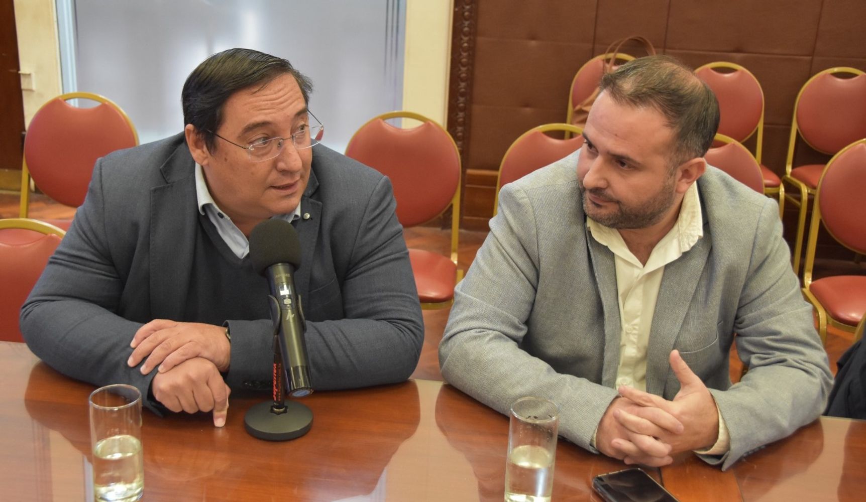 El presidente de la Cámara Minera de Jujuy, Arturo Pfister (izquierda), aportó datos del sector para el análisis abierto en el seno de la Comisión de Economía de la Legislatura.