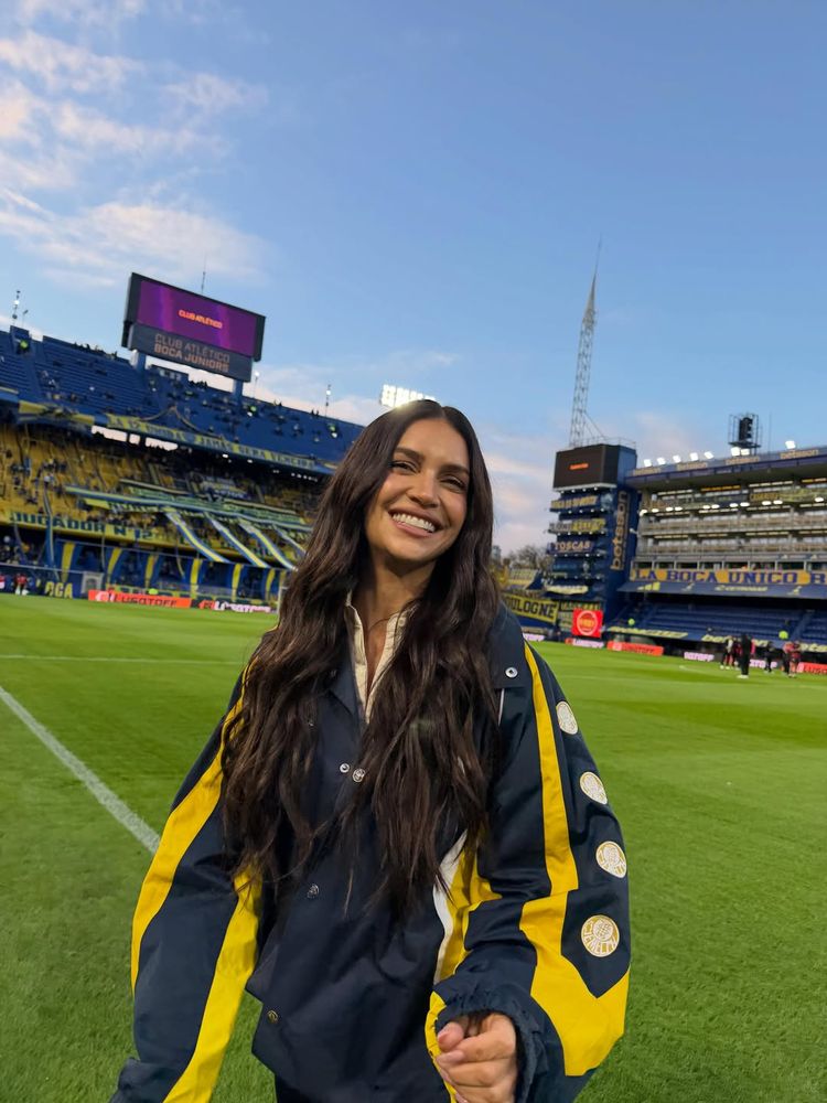¡Look de cancha y pasión! Zaira Nara visitó La Bombonera y arrasó con una campera de Boca en tendencia