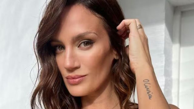 Anteojos retro, aros dorados y vibra veraniega: la lección de estilo con la que Paula Chaves adelantó la temporada desde la playa