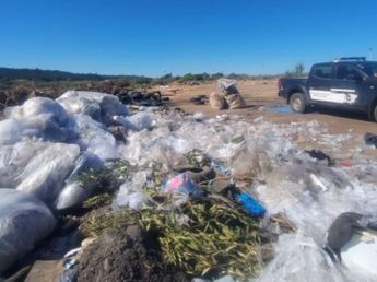Descubrieron a una reconocida ferretería arrojando basura en la vía pública en Córdoba