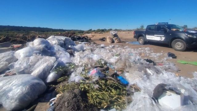 Una reconocida ferretería fue descubierta arrojando basura en la vía pública.