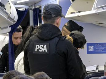 Sexo en el vuelo a Rosario: qué dijo la mujer al ser detenida y el detalle que lo convirtió en escándalo total
