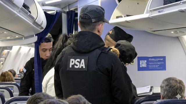 Qué dijo la mujer detenida por tener sexo en un vuelo a Rosario
