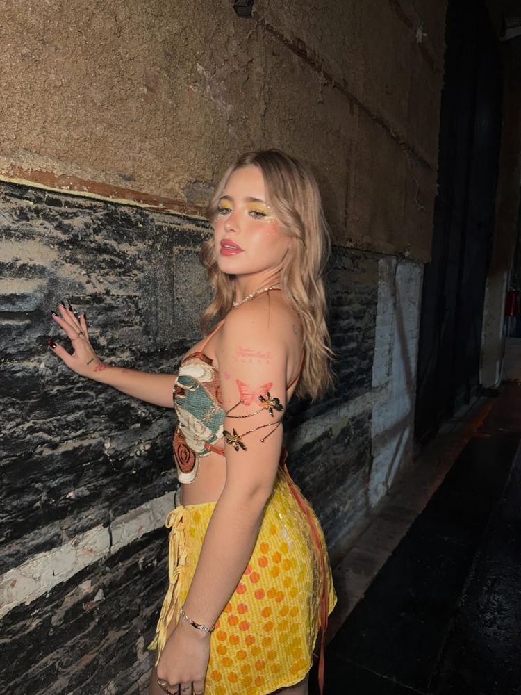 Coti Romero eligió un top estilo mariposa y sorprendió con un look ultra llamativo
