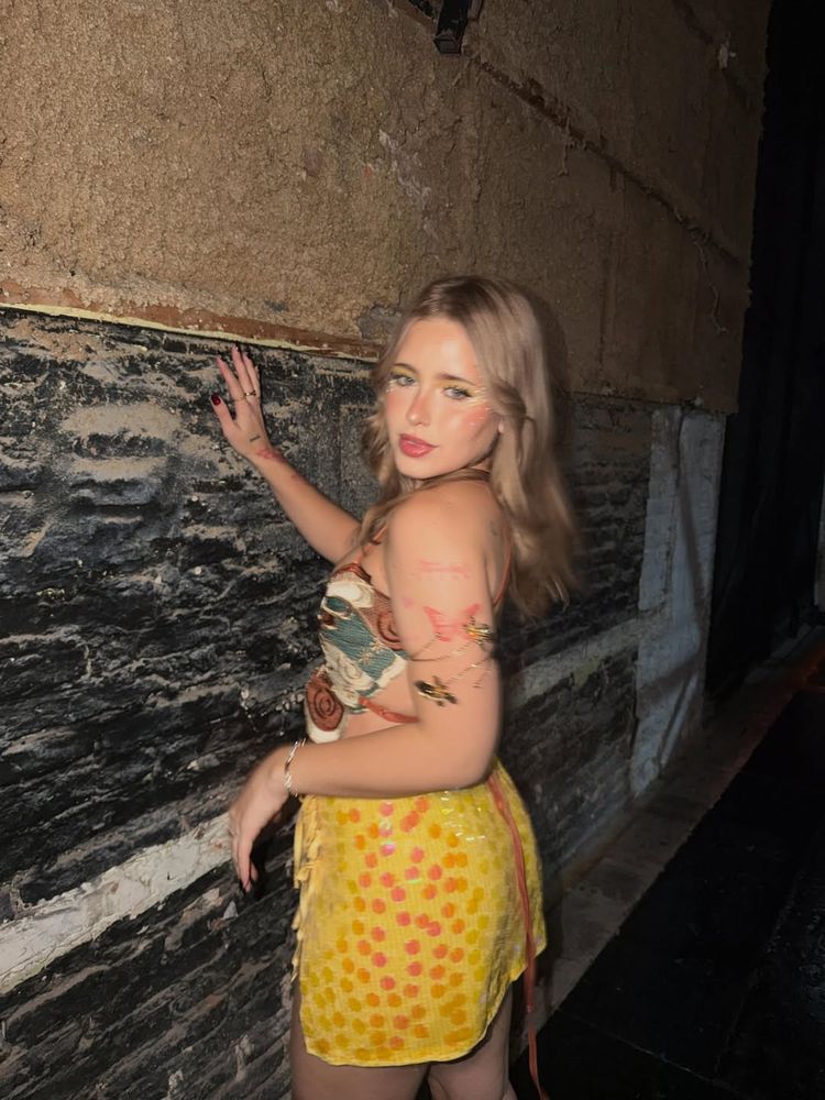 Coti Romero eligió un top estilo mariposa y sorprendió con un look ultra llamativo
