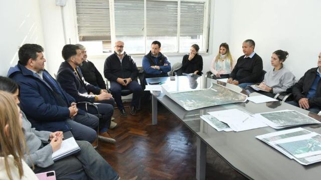 Autoridades de la SAT, Nación, DiGePPSE, Medio Ambiente, la UTE y Cartellone mantuvieron una reunión de trabajo para coordinar los pasos previos al inicio de la obra.