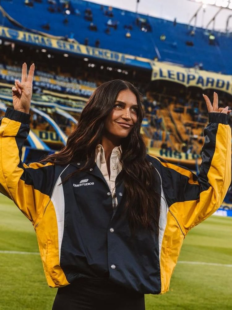¡Look de cancha y pasión! Zaira Nara visitó La Bombonera y arrasó con una campera de Boca en tendencia