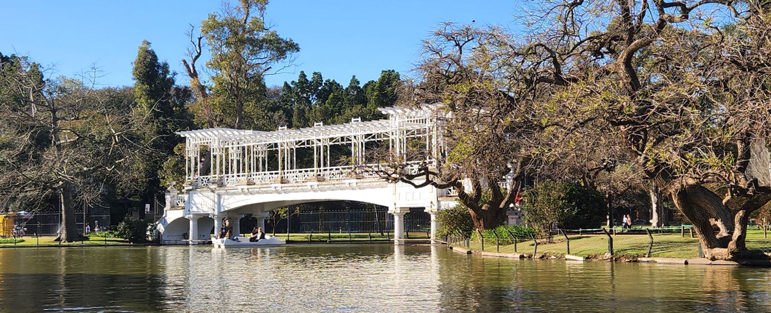 Cuál es el barrio porteño con las plazas más lindas para disfrutar en familia, según la IA.