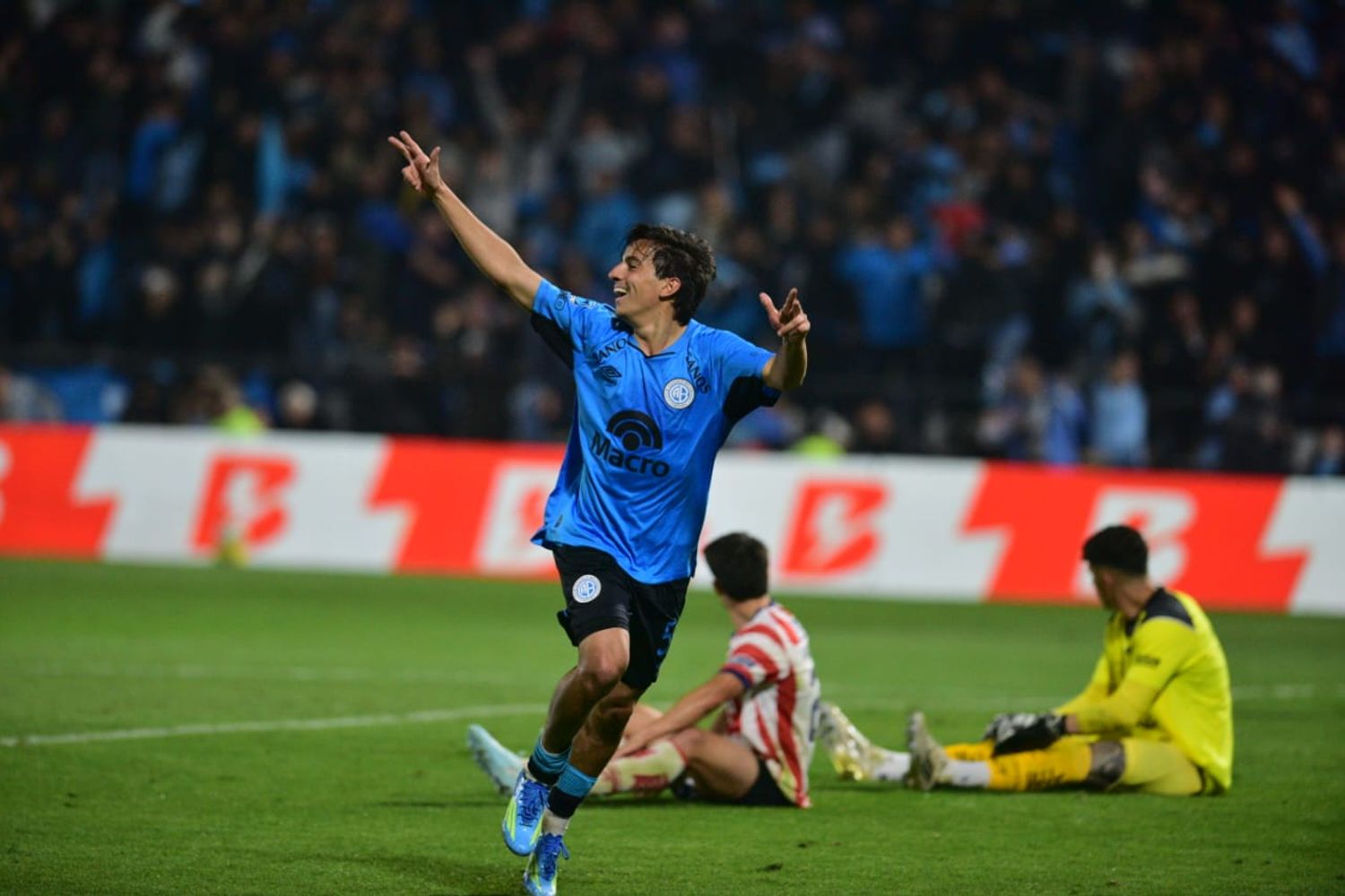 Ramiro Hernándes festeja su gol. El segundo de Belgrano que le ganó a Unión y se metió en semifinales