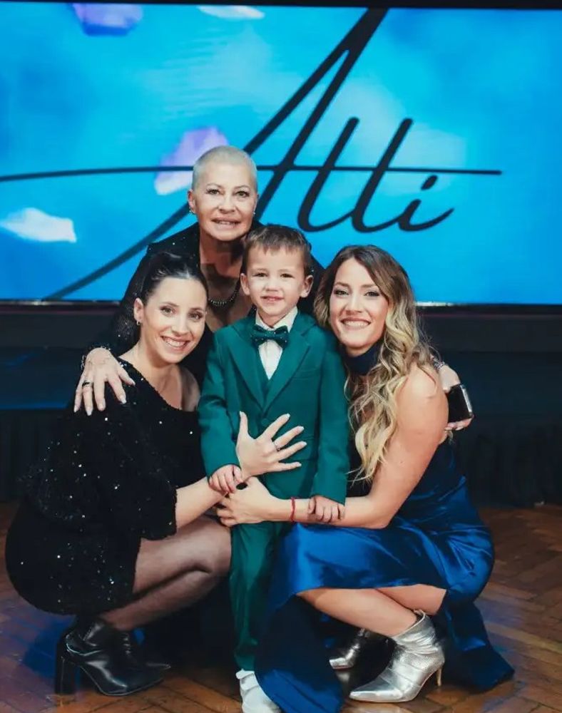Mica Viciconte, su hermana y su mamá