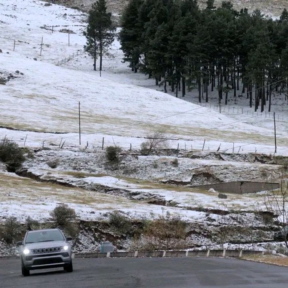 El fenómeno dejó postales invernales, pero también obligó a reforzar las advertencias para conductores por la presencia de escarcha y hielo sobre la traza de montaña.