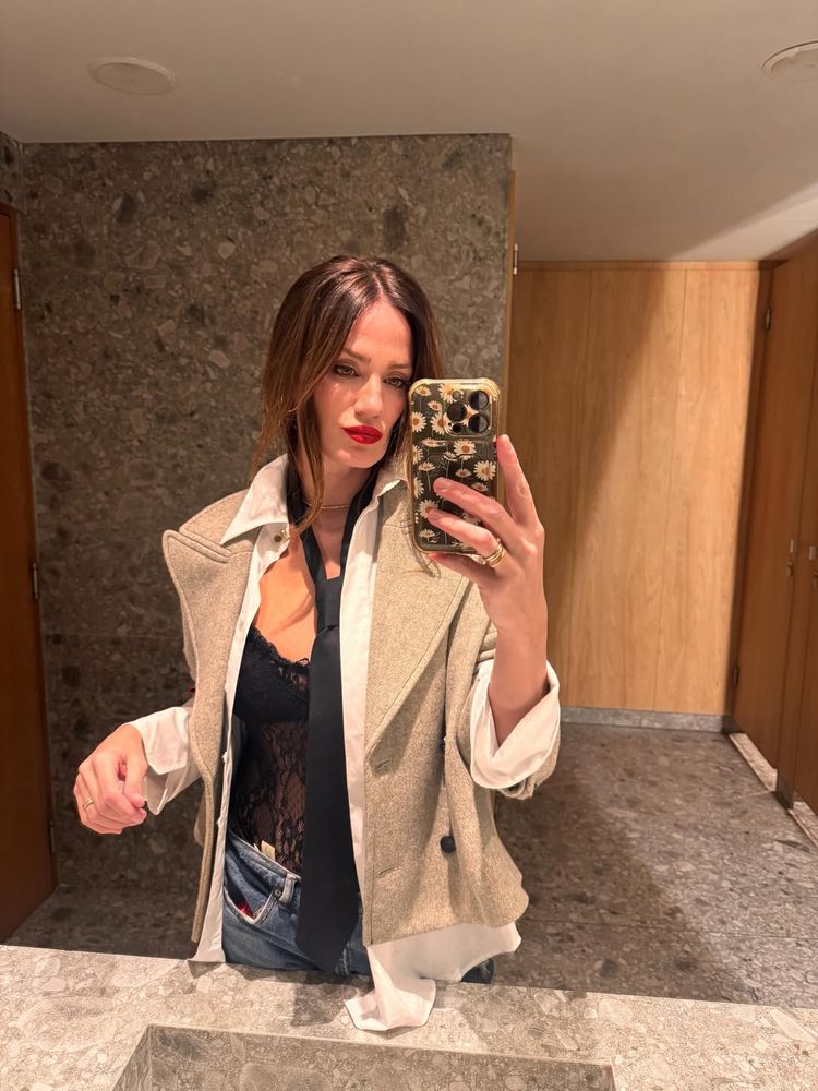 Corbata y body de encaje: Paula Cháves mostró sus dotes cómo fotógrafa y se retrató con un look en tendencia
