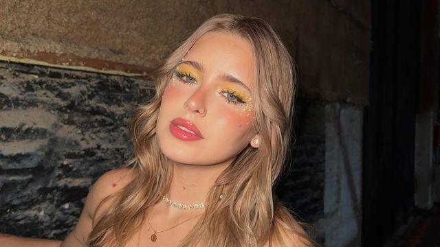 Coti Romero reversionó el estilo "Barbiecore" y combinó los estampados en tendencia para un look total pink