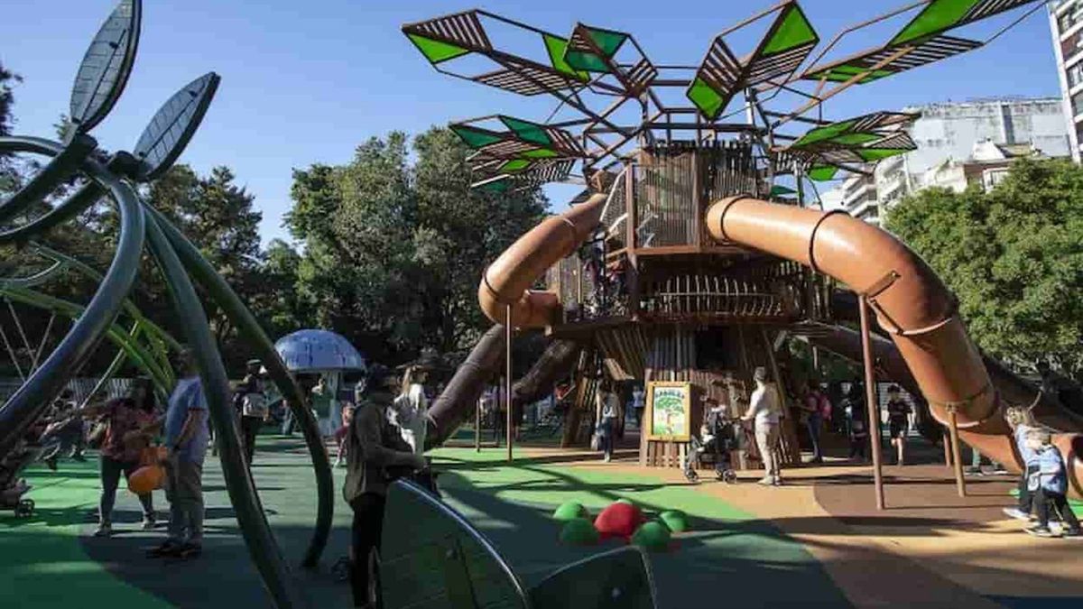 Cuál es el barrio porteño con las plazas más lindas para disfrutar en familia, según la IA