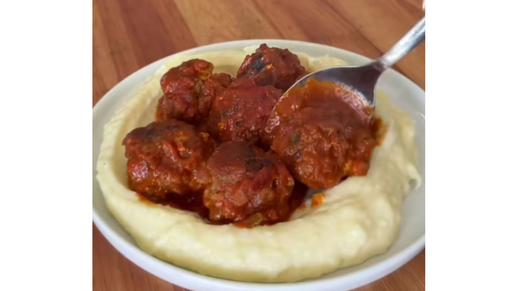 Albóndigas con puré, un plato ideal para combatir el frío.