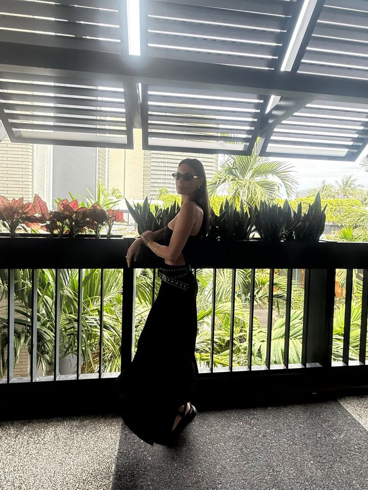 Pampita apostó por un look en color negro y lo elevó con los anteojos de sol en tendencia