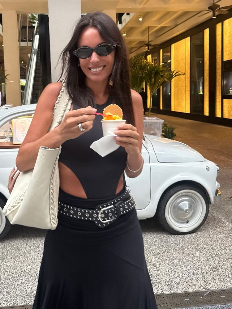Pampita arrasó con su look "de soltera" en color negro y dio cátedra de estilo con el cinturón en tendencia