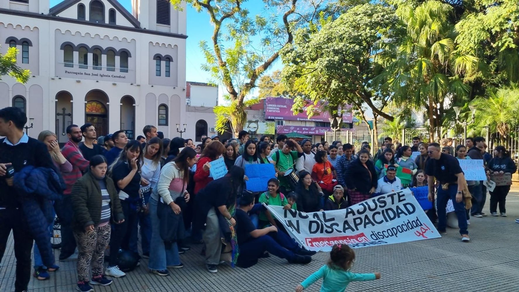 Multitudinaria marcha universitaria en Posadas en defensa de la educación pública.