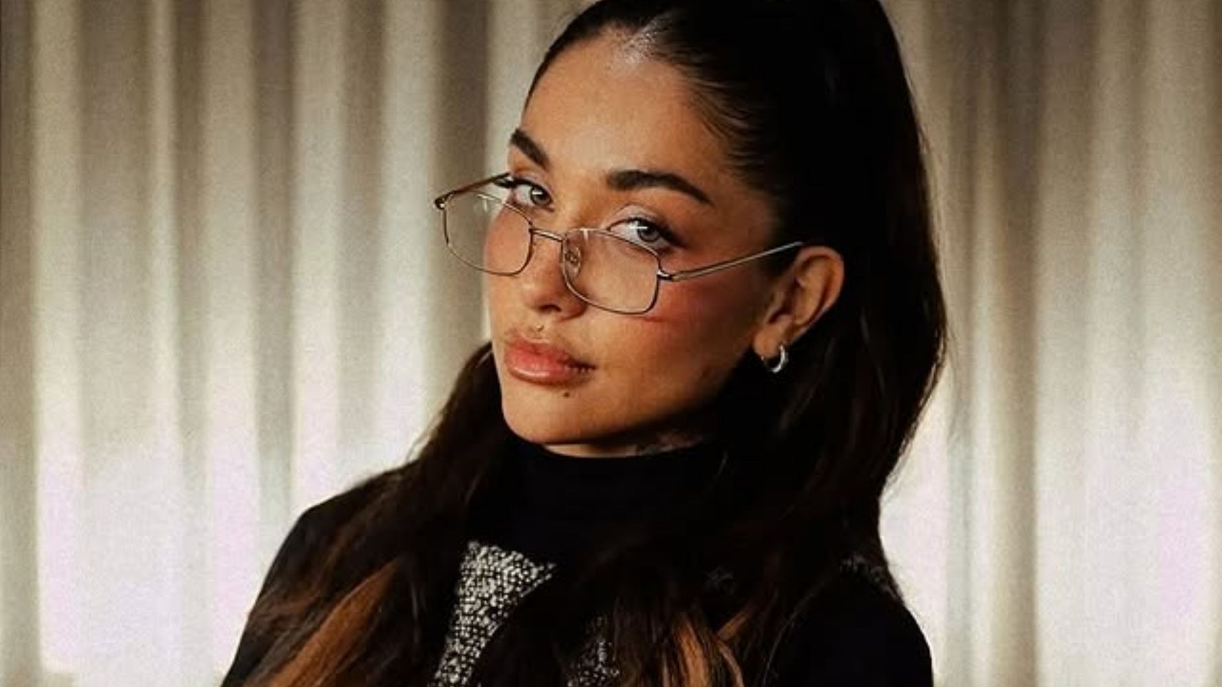 María comenzará a usar lentes tras un diagnóstico oftalmológico.