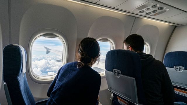 La fantasía de tener relaciones en un avión: qué dice la psicología sobre una de las ideas más comunes y prohibidas