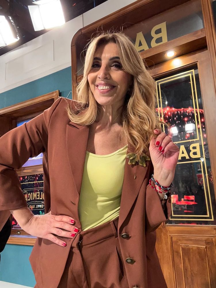 La periodista Karina Iavicoli dio cátedra de estilo con su colección de looks sastreros y en colores neutros