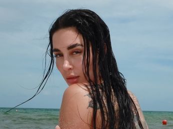 Desde Miami, Cam Nair arrasó en Instagram con un look de playa y el accesorio tendencia