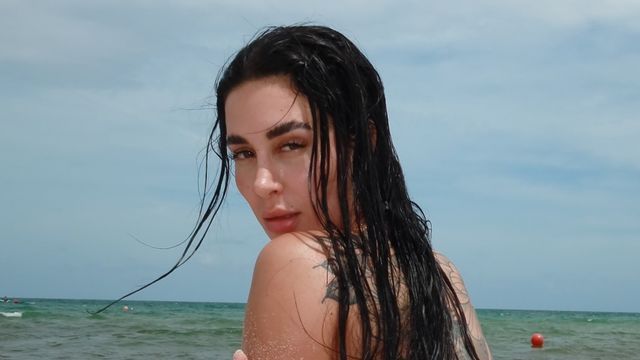 Desde las playas de Miami, Cam Nair arrasó en Instagram con un look veraniego y el accesorio tendencia