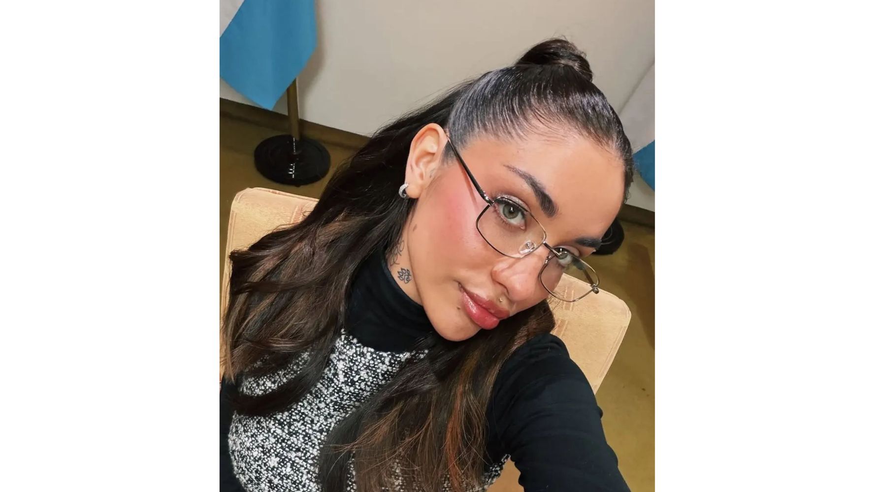 María ya había sido vista con lentes por su alter ego, Maite.