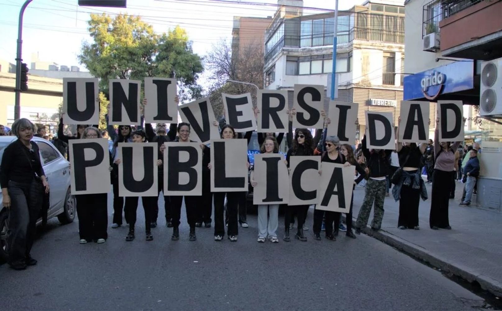 Estudiantes, docentes, no docentes, investigadores y autoridades participaron de la Cuarta Marcha Federal Universitaria.