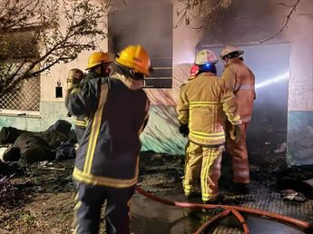 Un feroz incendio destruyó una fábrica textil en Cosquín