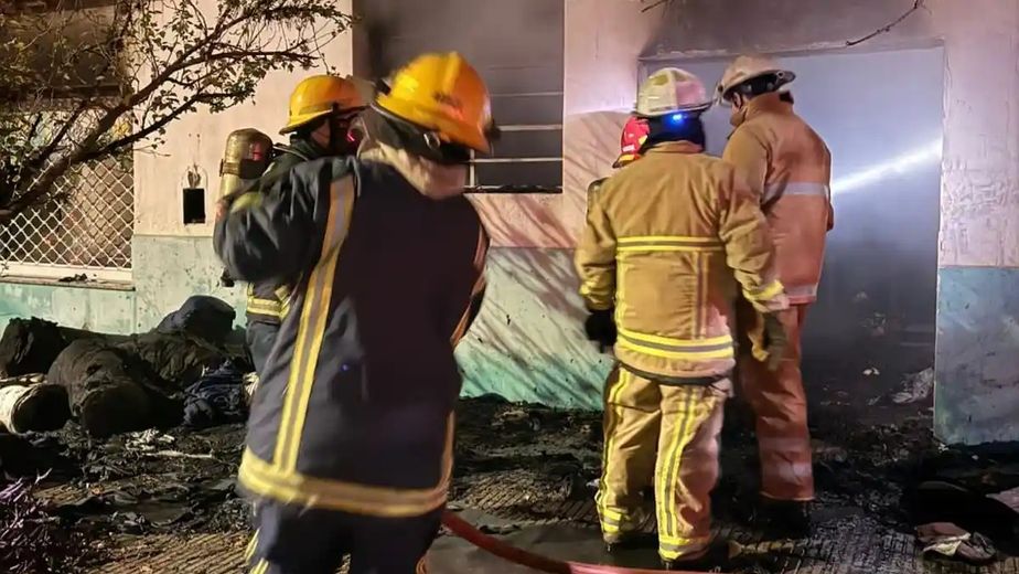 Un feroz incendio destruyó una fábrica textil en Cosquín