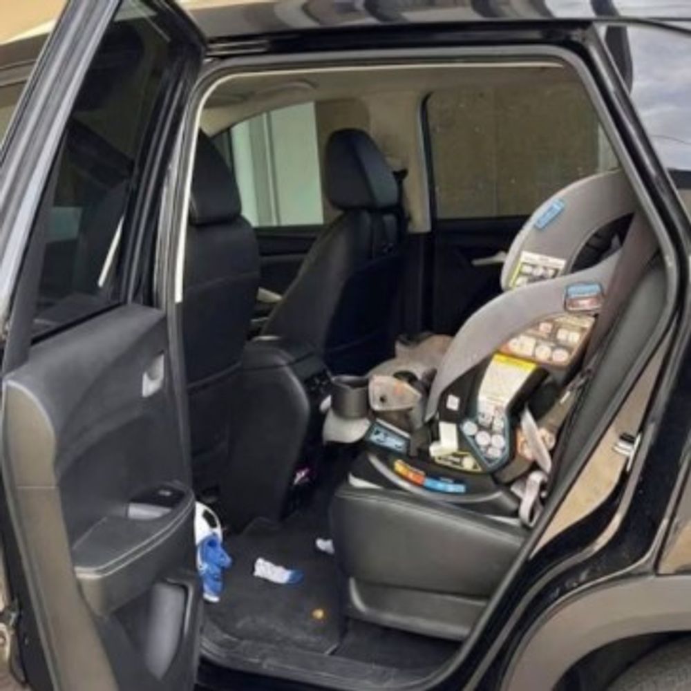 Un bebé murió tras ser olvidado por su madre dentro de un auto durante 13 horas: los desgarradores resultados de la autopsia.