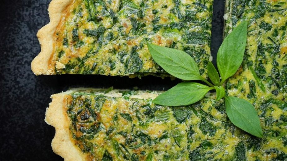 Tarta de espinaca sin harina: la receta de Paco Almeida con una masa de polenta crocante y saludable