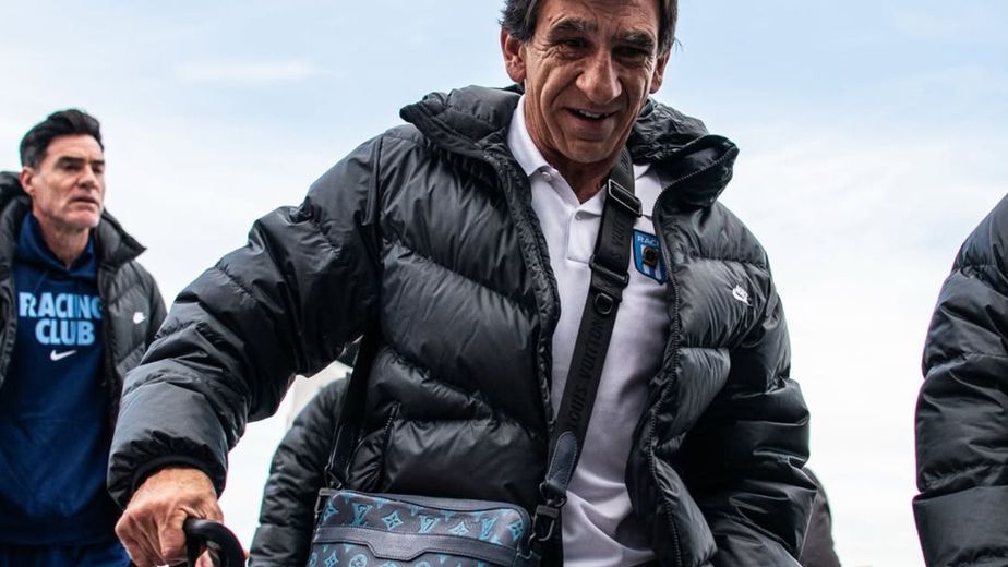 Cuánto cuesta el coqueto morral de Louis Vuitton que lució Gustavo Costas en Arroyito