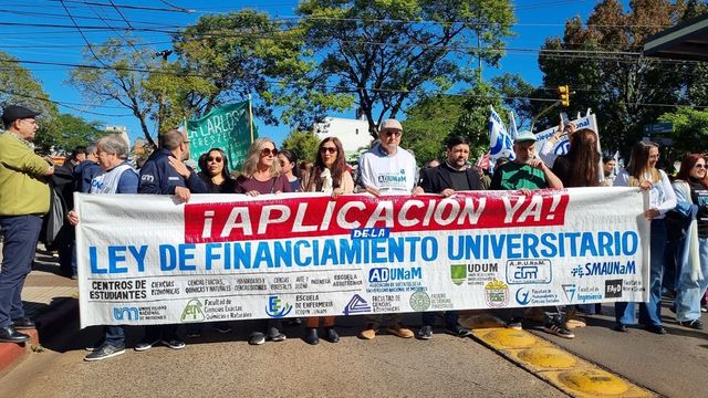 Multitudinaria marcha universitaria en Posadas en defensa de la educación pública.