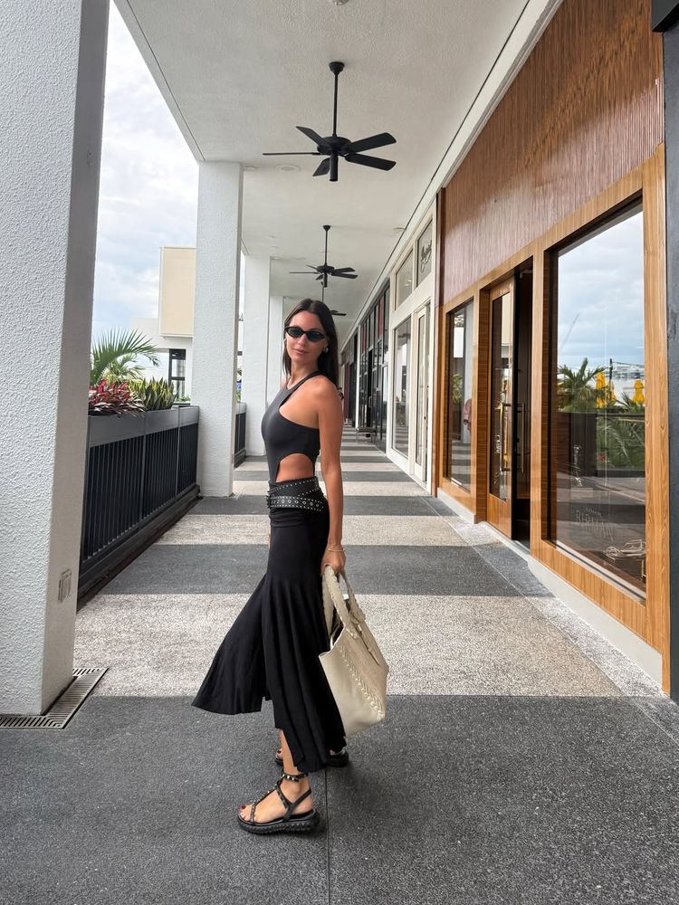 Pampita apostó por un look en color negro y lo elevó con los anteojos de sol en tendencia