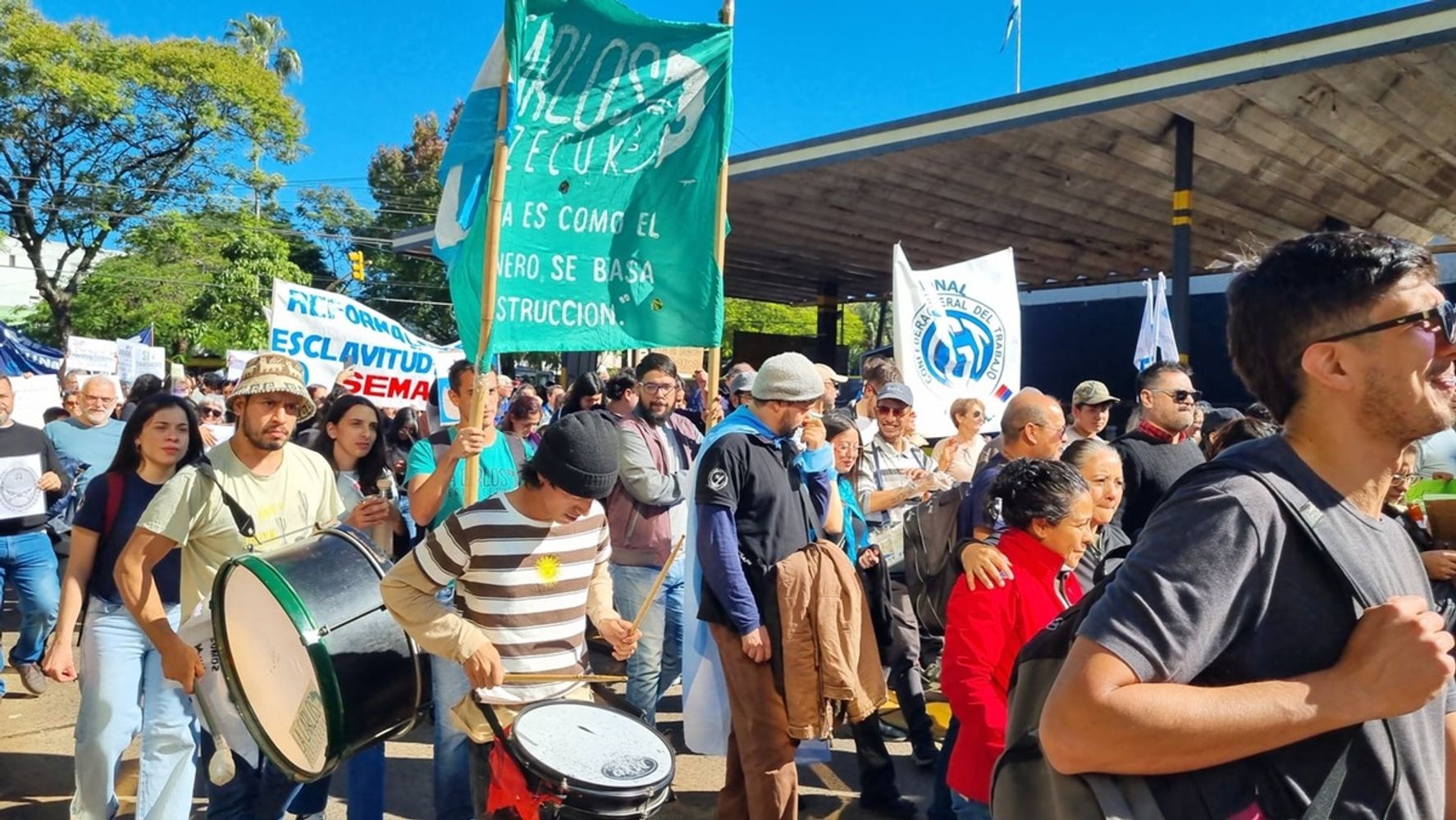 Multitudinaria marcha universitaria en Posadas en defensa de la educación pública.