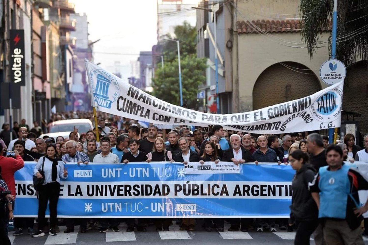 La comunidad de la Universidad Nacional de Tucumán expresó preocupación por el impacto de la crisis en trabajadores, becarios y estudiantes.