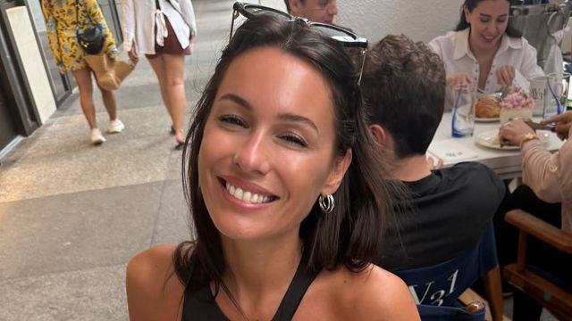 Pampita se adelantó al color en tendencia del verano y dio cátedra de estilo con un vestido minimalista