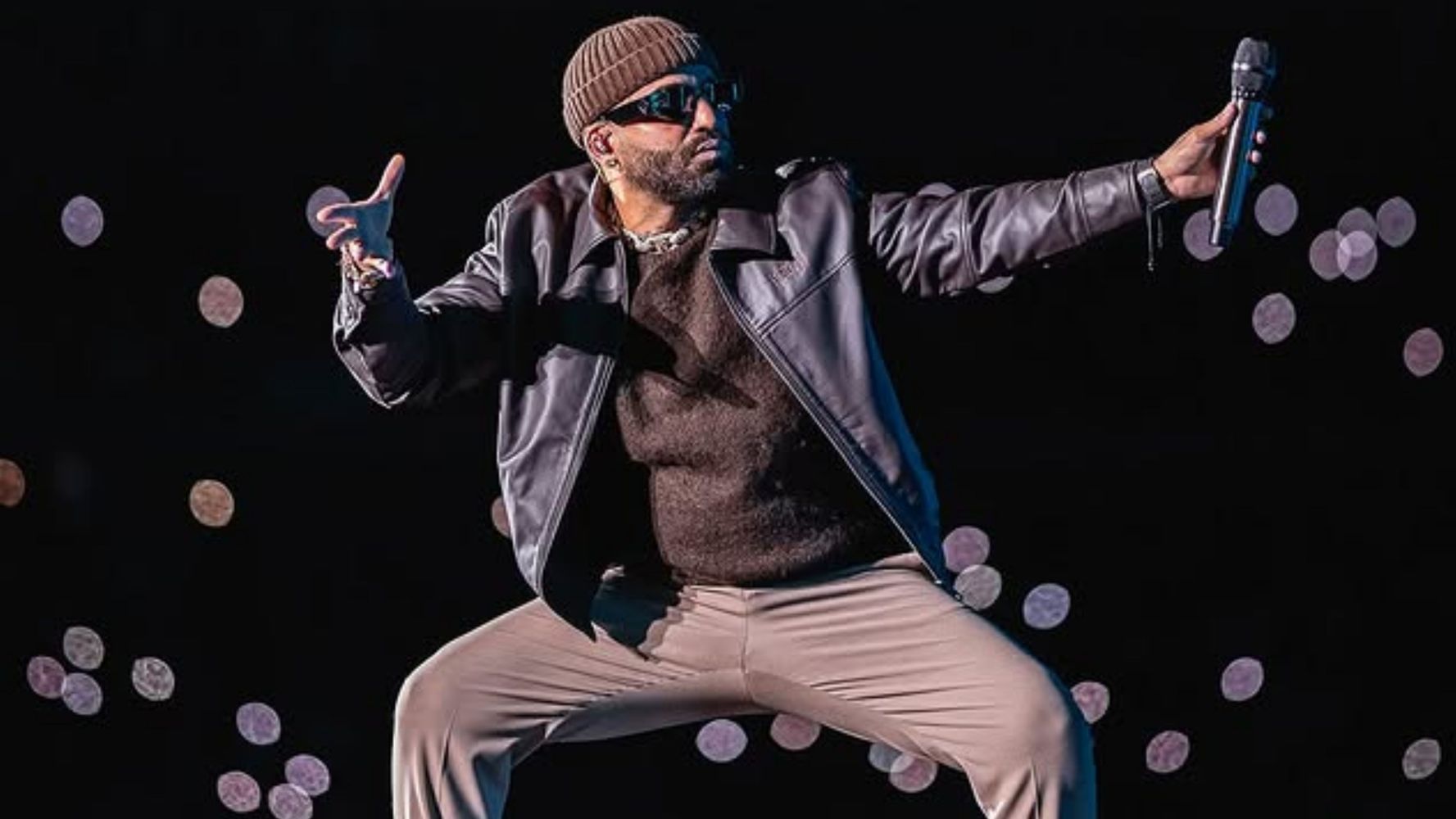 El cantante apoyó la conquista española y causó revuelo.