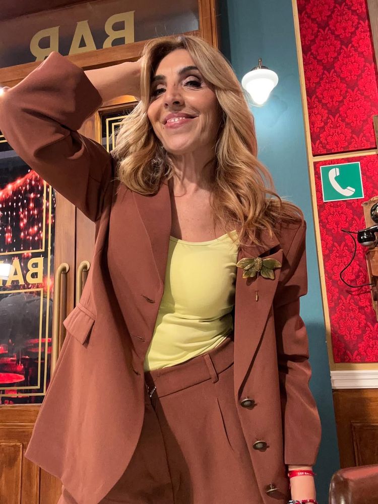 La periodista Karina Iavicoli dio cátedra de estilo con su colección de looks sastreros y en colores neutros
